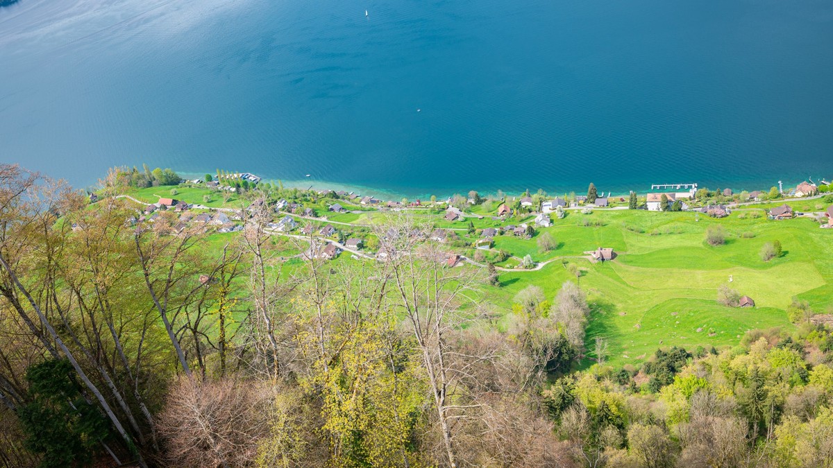 Kleinflugzeug-bei-Kehrsiten-NW-in-den-Vierwaldst-ttersee-abgest-rzt