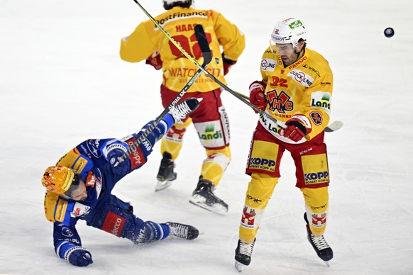 Der Zuercher Denis Malgin, links, wird vom Bieler Noah Schneeberger, rechts, gestopp im dritten Eishockey Playoff-Viertelfinalspiel der National League zwischen den ZSC Lions und dem EHC Biel-Bienne i ...