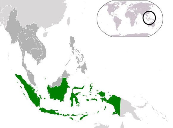 Karte des heutigen Indonesiens. Aceh liegt am östlichen Ende des Malaiischen Archipels an der nordöstlichen Spitze Sumatras.
https://commons.wikimedia.org/wiki/File:Location_Indonesia_1978.svg