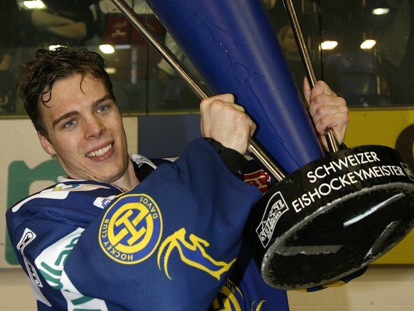 Der Davoser Torhueter Jonas Hiller stemmt den Siegerpokal, nach dem siebten Playoff Eishockey Meisterschaftsspiel der Nationalliga A zwischen dem HC Davos und dem SC Bern, am Montag, 9. April 2007 in  ...