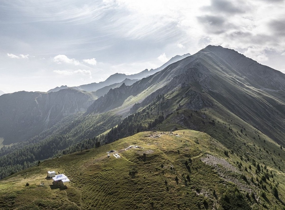 Le camp militaire romain se trouvait sur le haut-plateau de Colm la Runga, au-dessus de Tiefencastel (GR), à 2200 mètres d'altitude.
