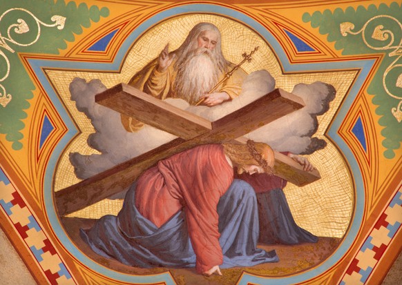 Jesus unter dem Kreuz, über ihm Gottvater: Fresko in der Altlerchenfelder Pfarrkirche, Wien.