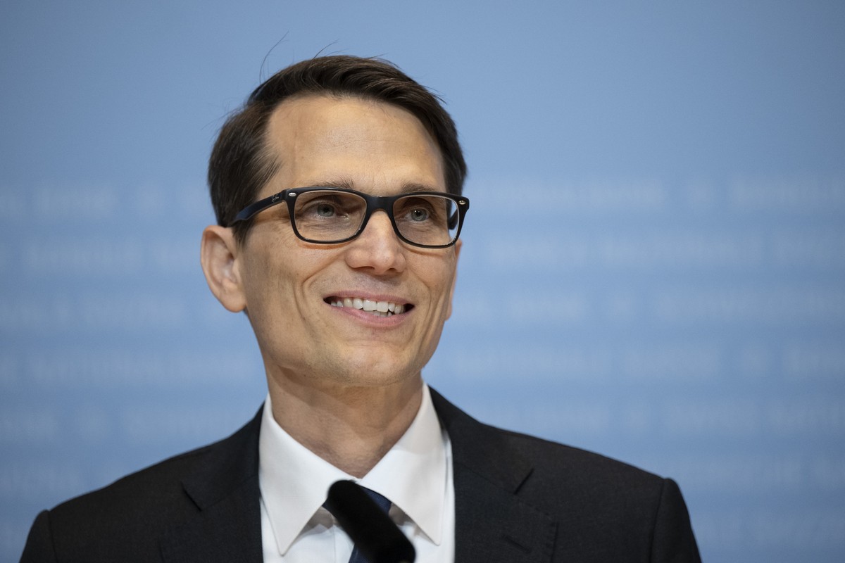 epa11625526 Swiss National Bank (SNB) Vice Chairman of the Governing Board Martin Schlegel attends a media briefing at the Swiss National Bank's Metropol building in Zurich, Switzerland, 26 Septe ...