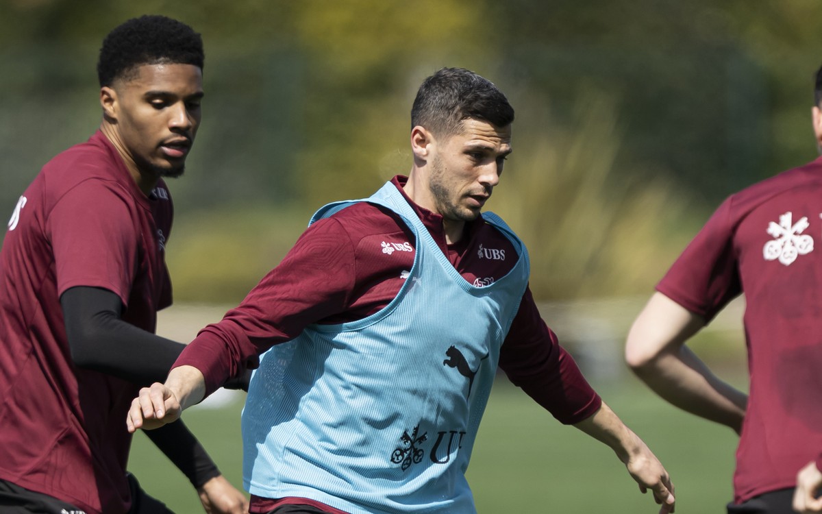Die Spieler der Schweizer Fussballnationalmannschaft, Simon Sohm, 2. links, und Remo Freuler, Mitte, kaempfem um den ball waehrend einem Training, am Dienstag, 18. Maerz 2025, in The Campus, in Almanc ...