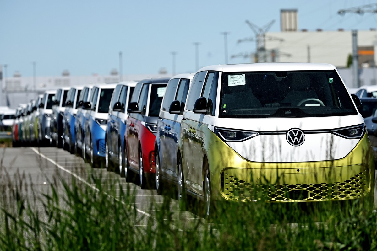 epa12120431 Volkswagen ID. Buzz cars for export wait for shipping at the port in Emden, Germany, 20 May 2025. Autoport Emden is the third largest automobile handling port in Europe. The annual handlin ...