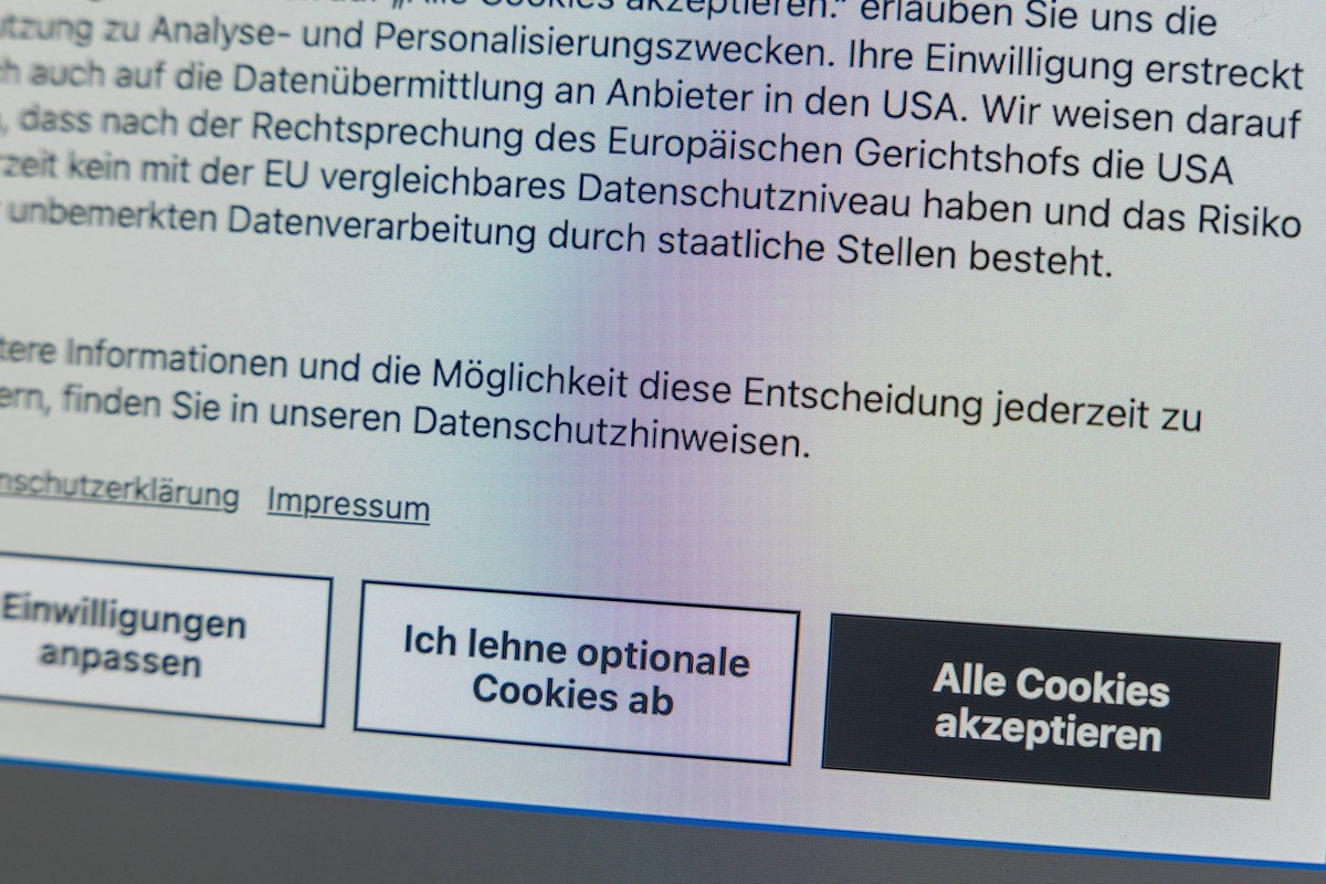 Cookie-Hinweis auf einer Website 20.11.25, Selters: Symbolfoto, Illustrationsbild, Symbolbild, Illustrationsfoto, Alltagsszene Nahaufnahme eines Cookie-Banners auf einer Website. Der Hinweis informier ...