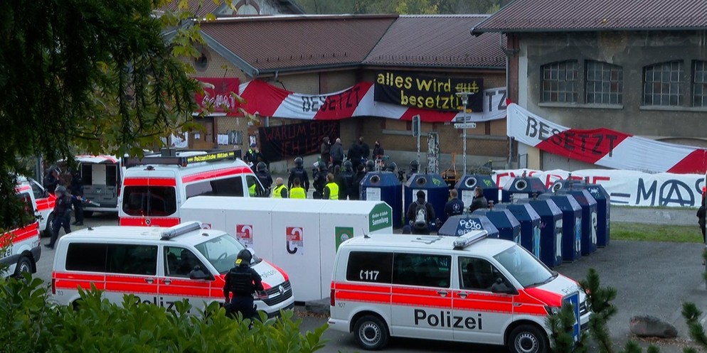 Seit einer Woche besetzen Linksautonome das Kesselhaus an der Limmat. Am Montagmorgen sollte Schluss sein. Die Besetzerinnen und Besetzer machten jedoch bisher keine Anstalten, das Areal zu verlassen. ...