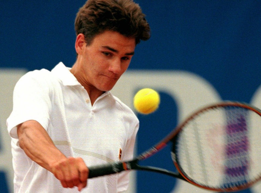 Der Schweizer Roger Federer im Spiel gegen den Argentinier Lucas Arnold am Dienstag den 7. Juli 1998 bei den Swiss Open in Gstaad. Arnold der als Ersatz fuer den erkrankten Deutschen Tommy Haas gegen  ...