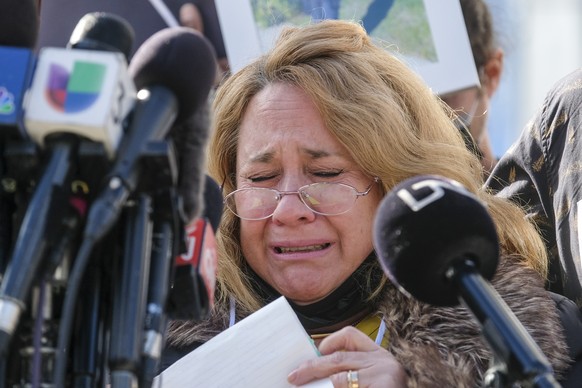 Die Mutter spricht unter Tränen an einer Pressekonferenz vor dem Los Angeles Police Departement.