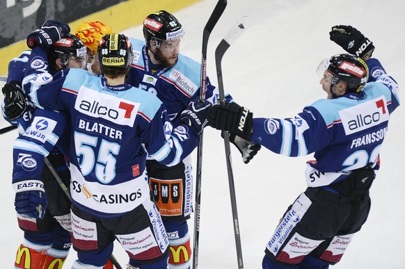 Die Lakers jubeln nach dem 1-0 beim Auf-/Abstiegsplayoff Eishockey Ligaqualifikationsspiel der NLA/NLB zwischen den Rapperswil-Jona Lakers und den SCL Tigers am Montag, 6. April 2015, in der Diners Cl ...