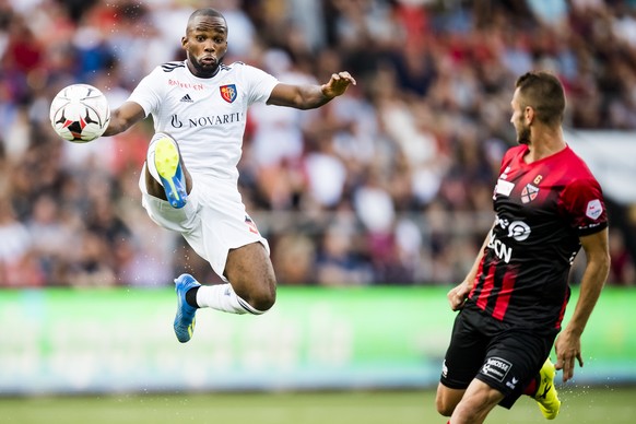 Le milieu balois Aldo Kalulu, gauche, lutte pour le ballon avec le joueur neuchatelois Mustafa Sejmenovic, droite, lors de la rencontre de football de Super League entre Neuchatel Xamax FCS et FC Base ...