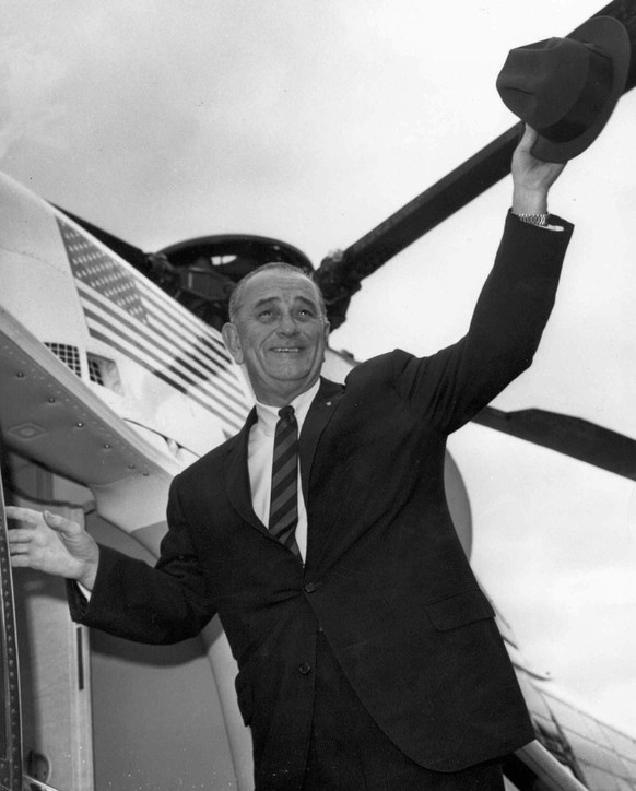 US-Praesident Lyndon B. Johnson winkt am 19. November 1966 von Bord eines Helikopters einer neugierigen Menge zu, nachdem er das Bethesda Naval Hospital in Washington nach einer zweitaegigen Untersuch ...