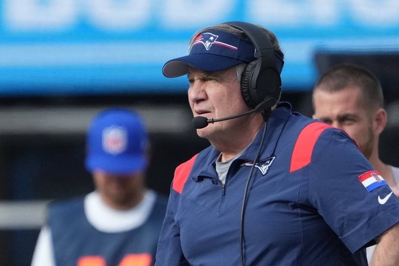 Bill Belichick Head Coach, New England Patriots ist bedient nach der 0:34 Niederlage, die ihn erneut eine Woche auf den Sieg Nummer 300 seiner Karriere warten l�sst - Foxborough 08.10.2023: New Englan ...