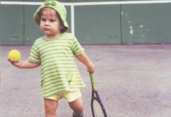 Früh übt sich. Belinda Bencic als Dreikäsehoch auf dem Platz.