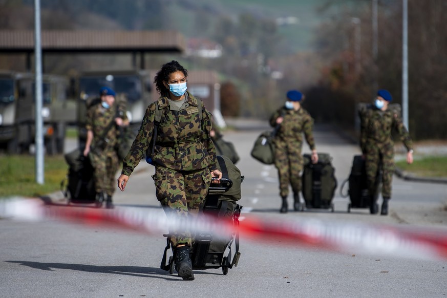 Une femme soldat de la compagnie sanitaire 1 arrive lors de la mobilisation afin d&#039;intervenir dans le systeme des soins en Suisse romande lors de la crise du Coronavirus (Covid-19) le dimanche 8  ...