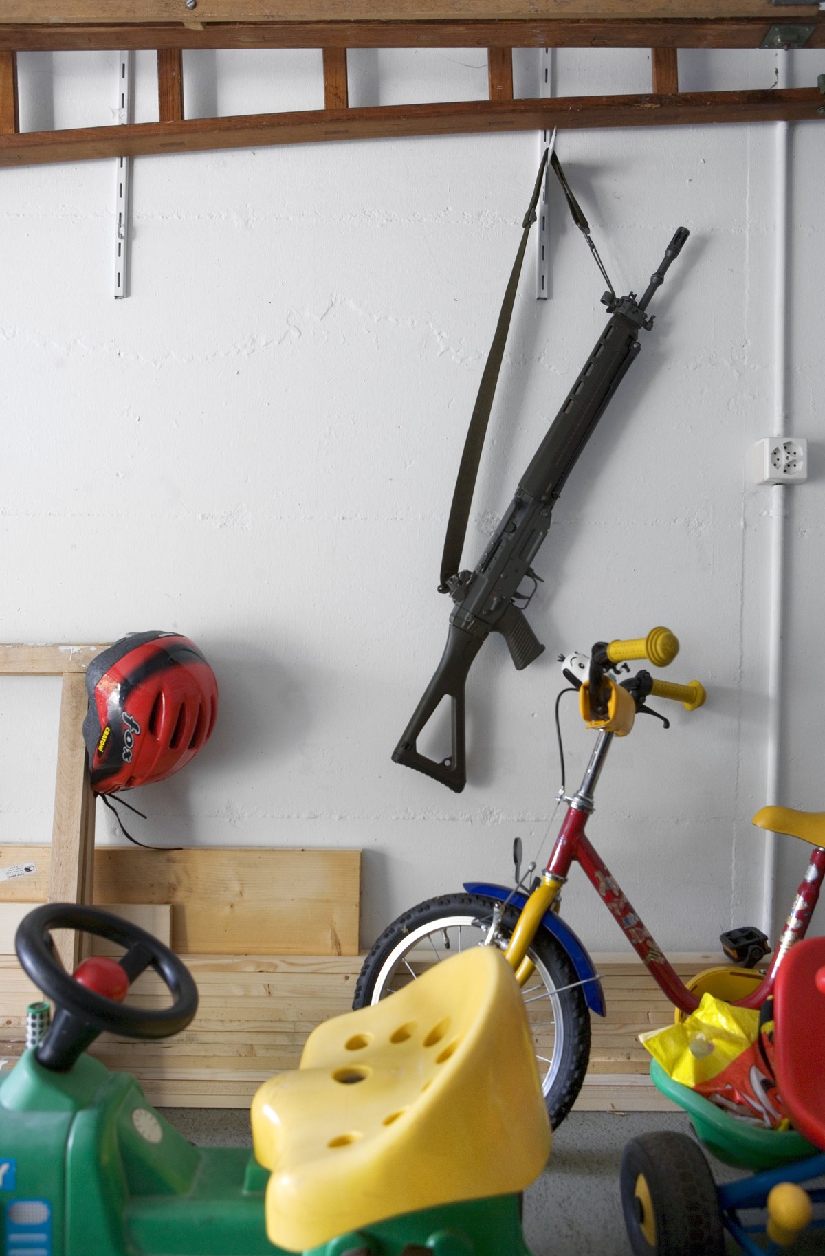 ZUR MK DES FEDPOL ZUR UMSETZUNG DER EU-WAFFENRICHTLINIE, AM FREITAG, 29. SEPTEMBER 2017, ERHALTEN SIE FOLGENDE ARCHIVBILDER ---- In the garage of a Swiss private household, a SG 550 assault rifle hang ...