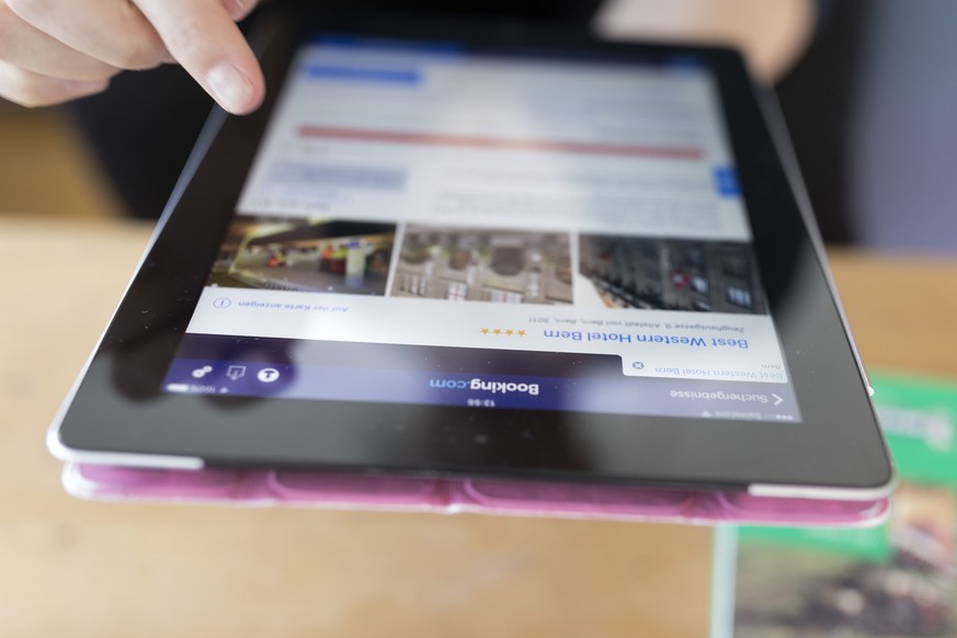 ARCHIV - ZUM VORGEHEN DES PREISUEBERWACHERS GEGEN BOOKING.COM STELLEN WIR IHNEN DIESES ARCHIVBILD ZUR VERFUEGUNG - A person visits the website of the online travel agency Booking.com on an ipad, pictu ...