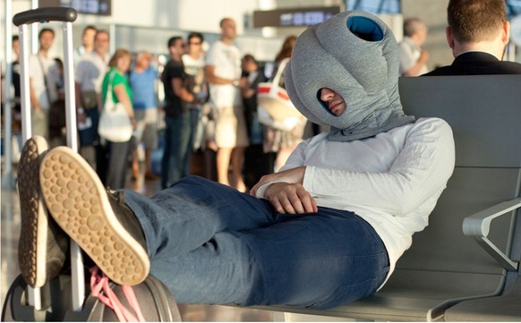 Wie genial ist das denn? Auf dieses Reisekissen haben wir unser ganzes Leben gewartet
Hm. Wie schlÃ¤gt es sich denn im Vergleich zu dem &quot;Ostrich Pillow&quot;? Ich bin ein bisschen enttÃ¤uscht das ...