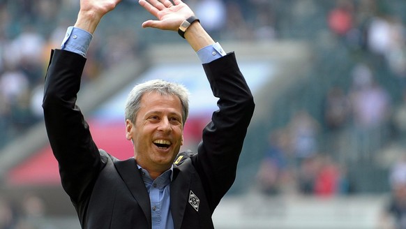 ARCHIV --- ZUM RUECKTRITT VON LUCIEN FAVRE ALS GLADBACH-TRAINER STELLEN WIR IHNEN FOLGENDES BILD ZUR VERFUEGUNG --- epa03199590 Moenchengladbach's Swiss head coach Lucien Favre celebrates after t ...