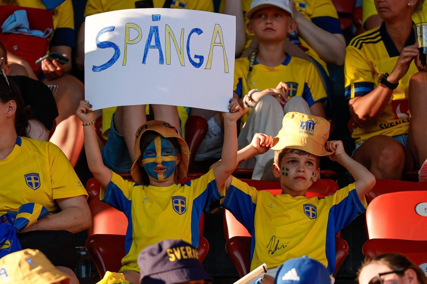 The fans of Sweden during the UEFA Womens EURO 2025 Group C match between Sweden and Germany at Stadion Letzigrund in Zurich, Switzerland. PUBLICATIONxNOTxINxITA Copyright: xFrancescoxFarina/IPAxSport ...