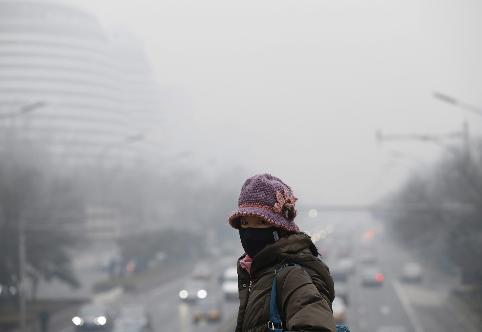 Eine Frau in Peking: In China sterben jährlich 5,1 Millionen Menschen wegen der Luftverschmutzung