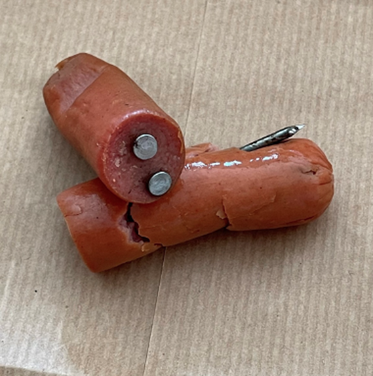 Hundeköder, der im Juni 2023 in Buttikon, Schwyz, gefunden wurde.