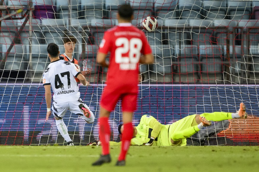 L&#039;attaquant luganais Elamine Amoura, gauche, marque le troisieme but au gardien du SLO Dany Da Silva, droite, lors de la rencontre du championnat de football de Super League entre le FC Stade Lau ...