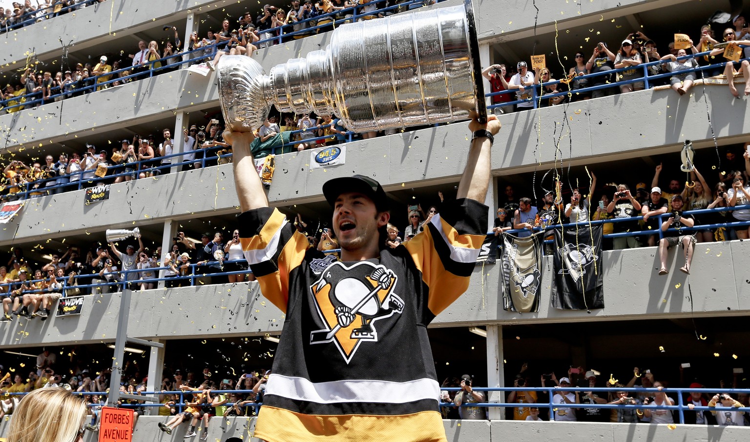 Kris Letang präsentiert den Fans den Stanley Cup.