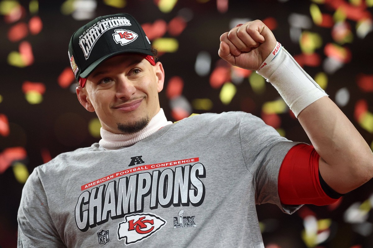 NFL, American Football Herren, USA AFC Championship-Buffalo Bills at Kansas City Chiefs Jan 26, 2025 Kansas City, MO, USA Kansas City Chiefs quarterback Patrick Mahomes 15 reacts on stage after the AF ...
