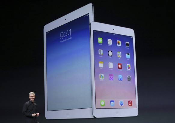 Apple-Chef Tim Cook mit den 2013 lancierten iPads.