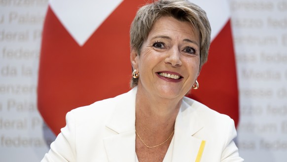 Bundesraetin Karin Keller-Sutter spricht waehrend einer Medienkonferenz des Bundesrates zu den Resultaten der eidgenoessischen Abstimmungen, am Sonntag, 18. Juni 2023 in Bern. (KEYSTONE/Peter Klaunzer ...