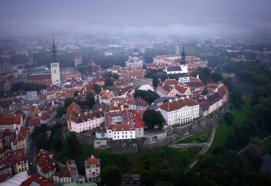 Der&nbsp;Domberg ist ein Kalkberg in der estnischen Hauptstadt Tallin, der als Wahrzeichen der Stadt gilt. Hier liegt die Oberstadt, die bis 1877 von der Unterstadt&nbsp;getrennt war.&nbsp;