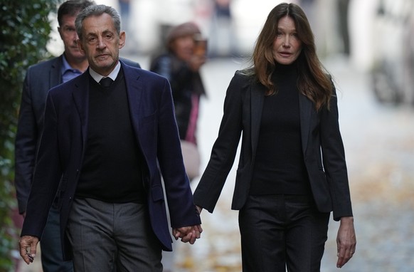 &lt;p&gt;Nicolas Sarkozy und seine Frau Carla Bruni verlassen am Dienstag ihr Zuhause in Paris.&lt;/p&gt;