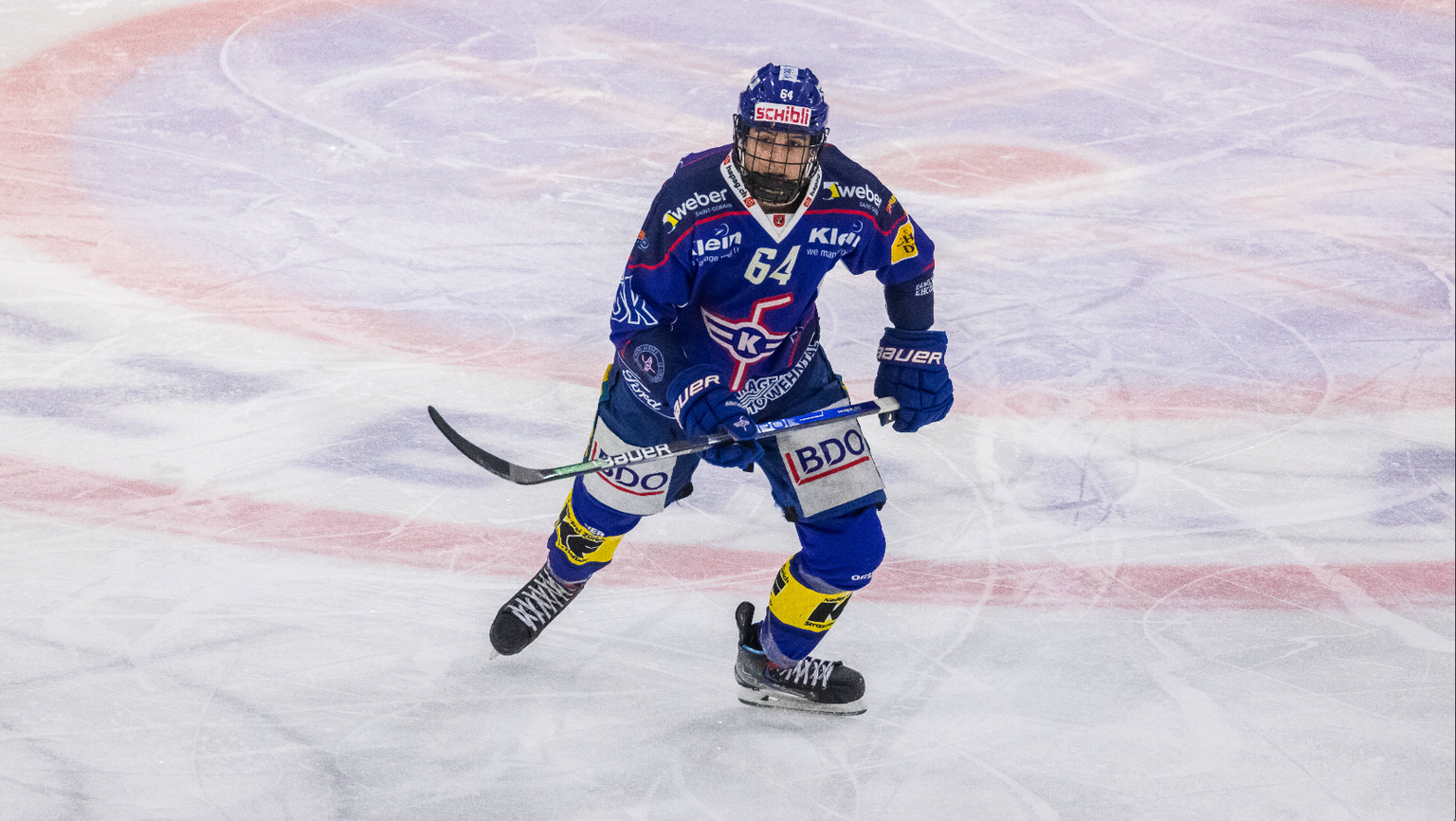 Kloten, Schweiz - 17. März 2022: David Reinbacher, Verteidiger EHC Kloten. Eishockey *** Kloten, Switzerland 17 March 2022 David Reinbacher, defender EHC Kloten ice hockey