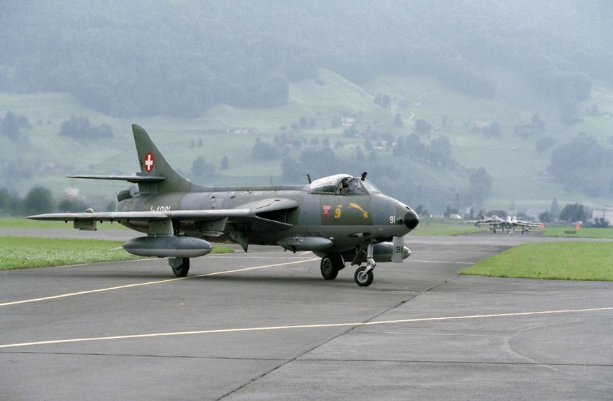 Ein Hunter Mk 58/58A rollt am 26. August 1994 an einer Flugshow ueber die Rollbahn des Militaerflughafens von Buochs, Schweiz. Der Hunter Mk 58/58A und 68 wurde 1958 in Dienst gestellt und wird auf En ...