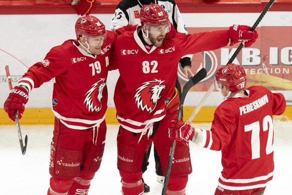 De gauche a droite, le defenseur lausannois Joel Genazzi, l&#039;attaquant lausannois Alexandre Grenier et l&#039;attaquant lausannois Vadim Pereskokov celebrent le 1 a 0 lors du match du championnat  ...