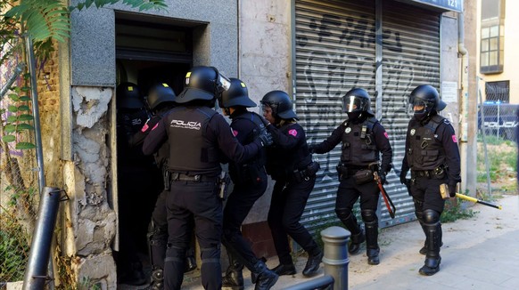Die Polizei räumt ein besetztes Gebäude in Madrid: Das Problem nimmt in Spanien schon seit Langem überhand.