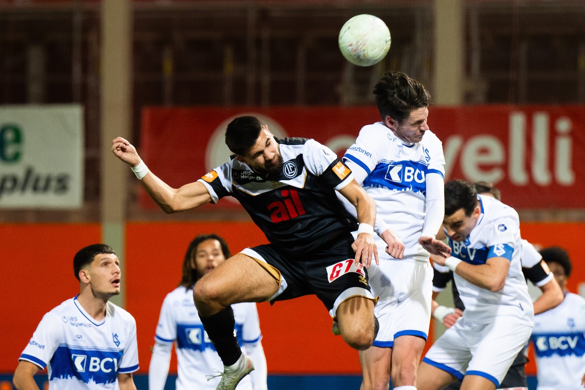From left Antonios Papadopoulos (LUG) and Jamie Roche (LS), during the Super League soccer match FC Lugano against FC Lausanne Sport, at the Cornaredo Stadium in Lugano, Sunday, December 15, 2024 .(KE ...