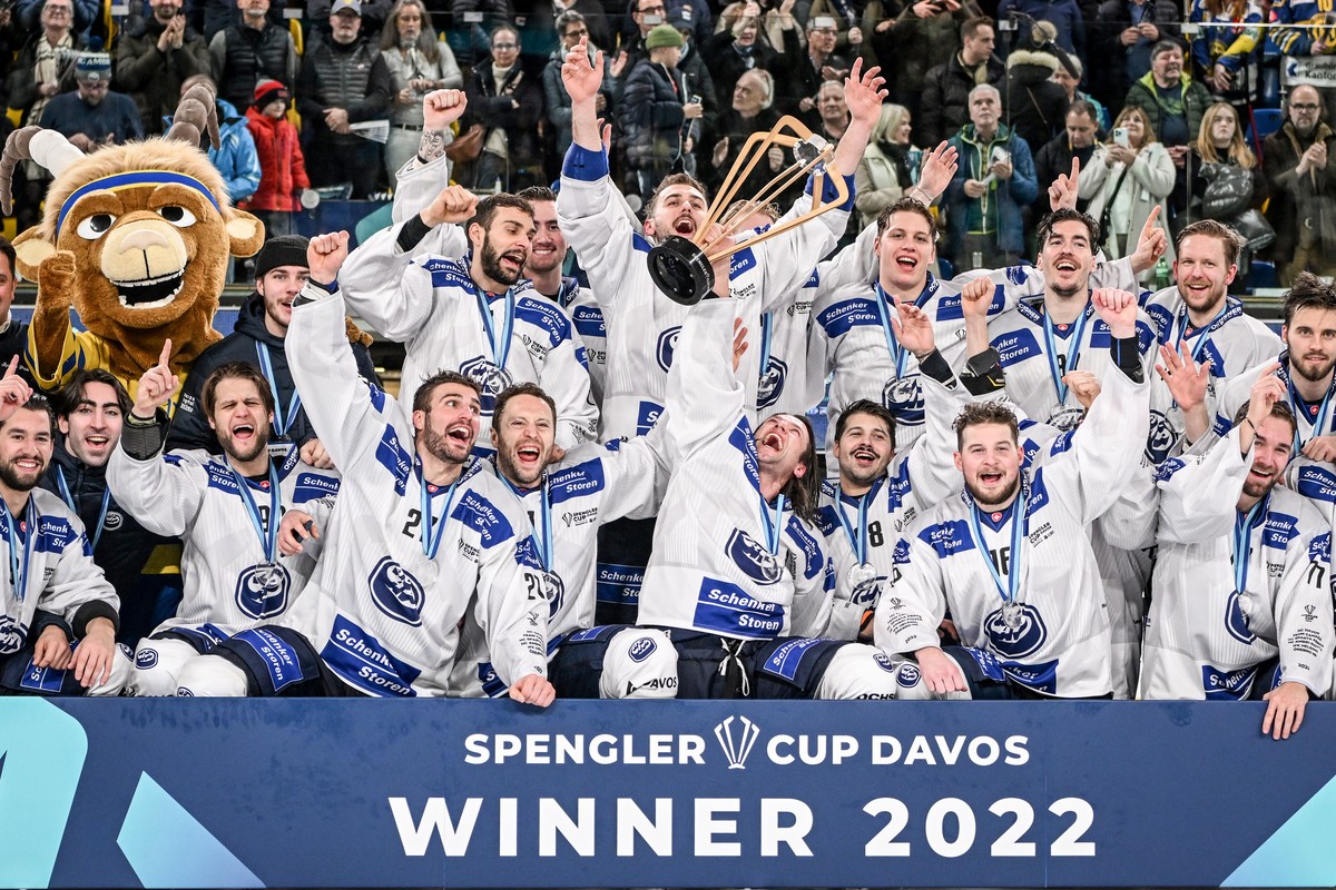 epa10383823 The team of HC Ambri-Piotta celebrates with the trophy after winning the penalty shootout of the final match between Czech Republic's Sparta Praha and Switzerland's HC Ambri-Piot ...