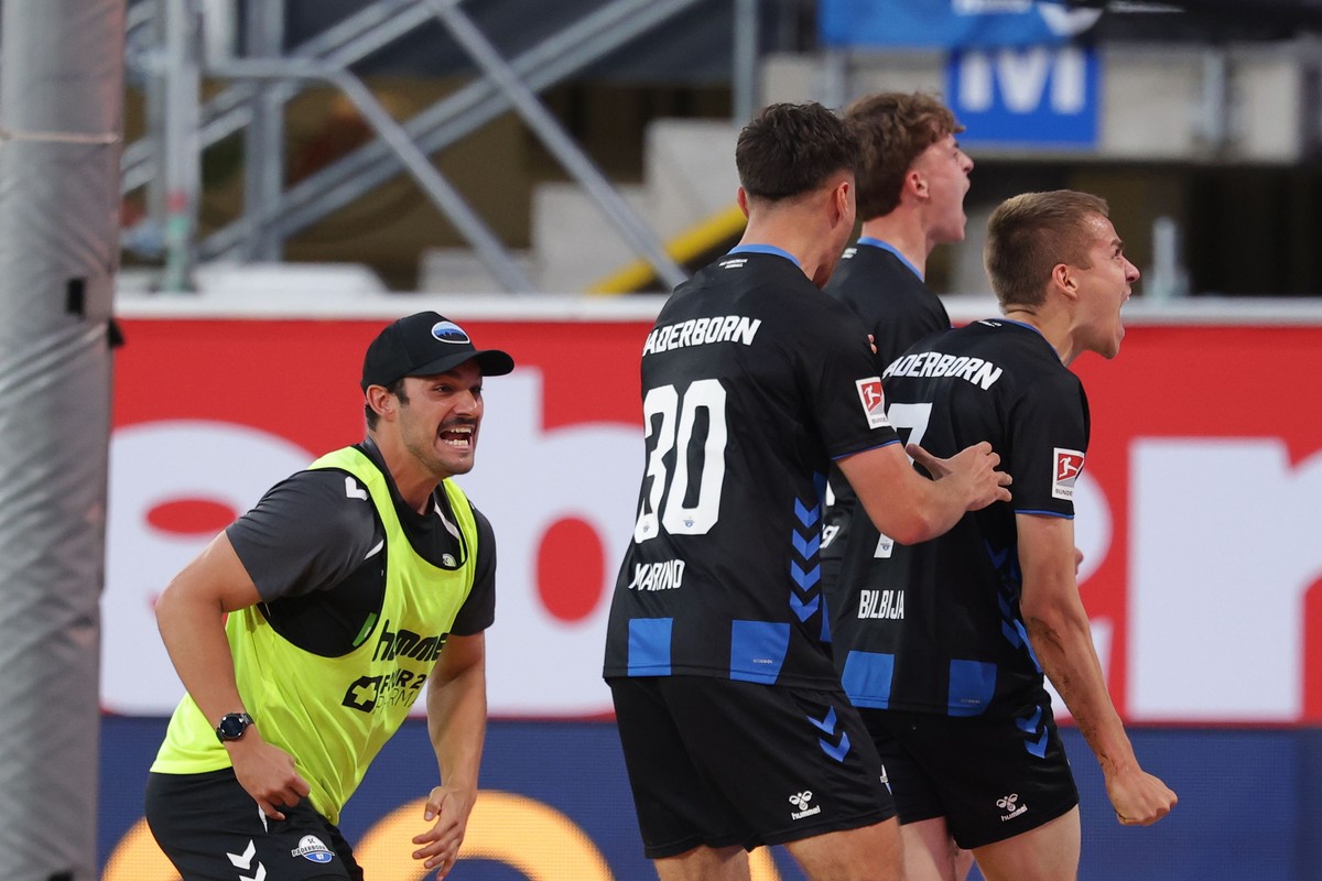 epa12993573 Filip Bilbija (R) of Paderborn celebrates after scoring the 1-1 during the Bundesliga Relegation Play-offs 2nd leg soccer match between SC Paderborn and VfL Wolfsburg in Paderborn, Germany ...