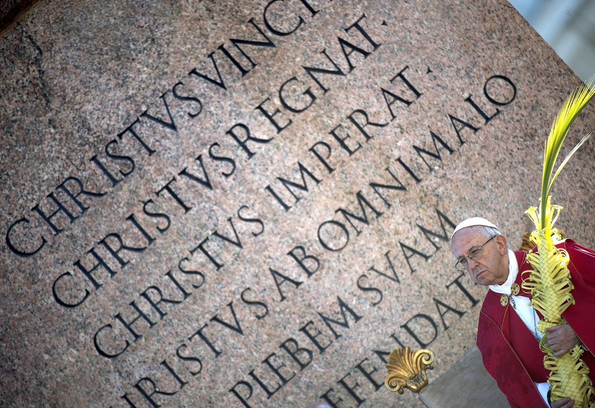 epa05898465 Pope Francis holds a Sunday Palm Celebration Mass, in which he blesses palms and olives branches in Saint Peter' Square, Vatican City, 09 April 2017. It is customary for people to rec ...