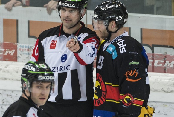 Simon Bodenmann im Gespräch mit Head-Schiedsricher&nbsp;Marc Wiegand.