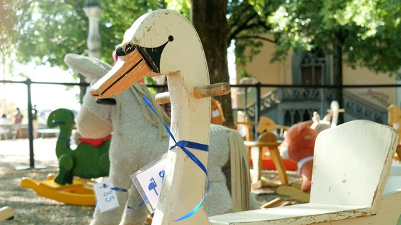 Schaukeltiere auf dem Lindenhof, eine Aktion um auf Kinderhospize aufmerksam zu machen