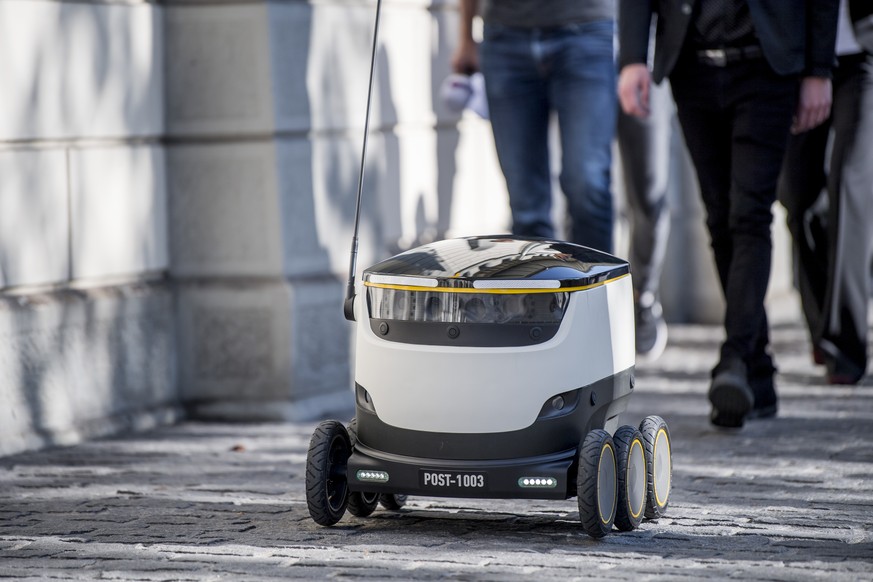 Die Post startet zusammen mit Jelmoli einen Pilotversuch fuer die Lieferung mit Zustellrobotern in der Innenstadt am Dienstag, 29. August 2017, in Zuerich. (KEYSTONE/Christian Merz)