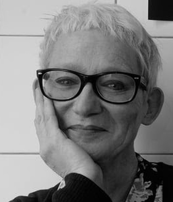 Hélène Becquelin wurde 1963 im Wallis geboren. An der Kunsthochschule Lausanne hat sie Grafik studiert und lebt und arbeitet heute dort als Grafikerin, Künstlerin und Comiczeichnerin.