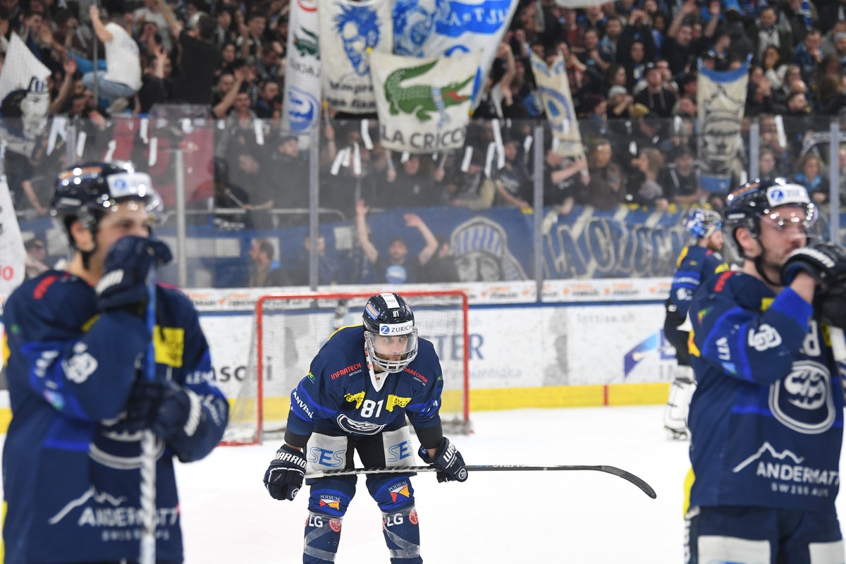 Ambri's player Thomas Ruefenacht at the end of the preliminary round game of National League Swiss Championship 2022/23 between, HC Ambri Piotta against HC Lugano at the Gottardo Arena in Ambri,  ...