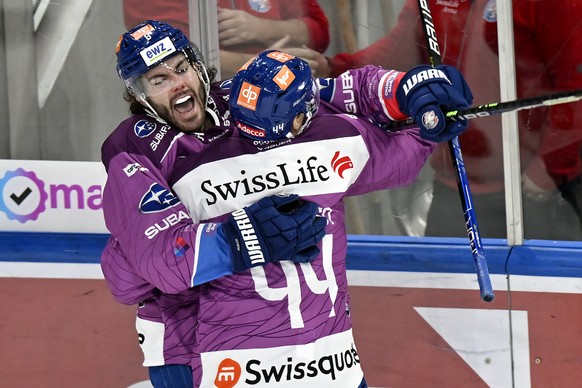 Der Zuercher Willy Riedi jubelt nach seinem Tor zum 2-1 beim Eishockeyspiel der National League zwischen den ZSC Lions und dem HC Ambri Piotta am Samstag, 25. November 2023 in der Swiss Life Arena in  ...