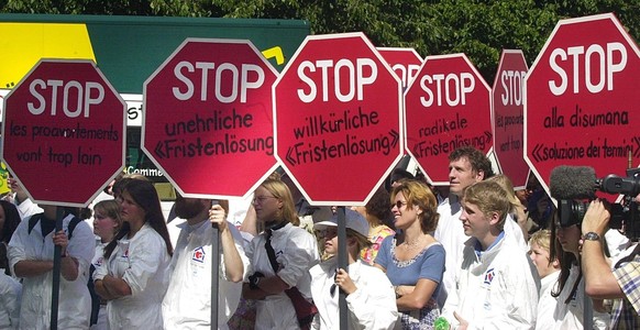 Mitglieder der Organisationen &quot;Ja zum Leben Schweiz&quot; und der &quot;Schweizerischen Hilfe fuer Mutter und Kind&quot; (SHMK) reichen am 12. Juli 2001 vor der Bundeskanzlei in Bern die 120&#039 ...