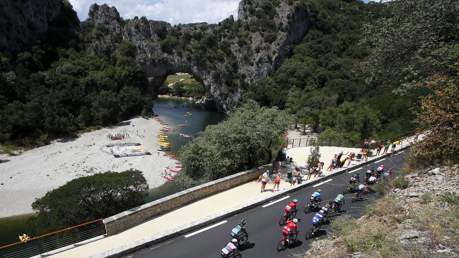 epa06902338 The pack of riders in action through Vallon-Pont-d&#039;Arc during the 14th stage of the 105th edition of the Tour de France cycling race over 188km between Saint-Paul-Trois-Chateaux and M ...