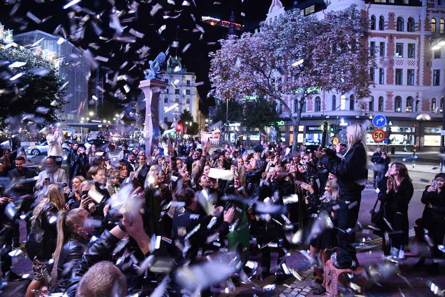 epa09496528 People celebrate the end of the coronavirus restrictions imposed to fight the covid-19 pandemic at Stureplan in central Stockholm, Sweden, 29 September 2021. Swedish government has lifted  ...